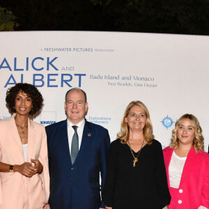 Sonia Rolland, le prince Albert II de Monaco, Sylvie Siri, la maire de Saint-Tropez, et Lilly-Fleur Pointeaux durant la soirée d'ouverture des 23èmes Rencontres internationales du cinéma des antipodes à Saint Tropez, le 13 octobre 2021, avec une avant première du film documentaire Alick et Albert au cinéma La Renaissance, place des Lices. Avant cette projection, les invités ont pu découvrir une exposition photo retraçant les moments forts de ce film documentaire où le prince Albert II de Monaco est l'un des personnages principaux. Cet événement va se dérouler du 13 au 17 octobre. Ce documentaire réalisé par Douglas Watkin, dès novembre 2018, où Alick Tipoti, artiste insulaire et militant des langues indigènes, accueille S.A.S. le prince Albert II de Monaco sur l'île de Badu, dans le détroit de Torrès, au nord de l'Australie. Cette première visite d'un chef d'Etat étranger dans la communauté Badulgal fait suite à une rencontre à Monaco en 2016 à l'occasion de l'exposition " Taba Naba ", présentée au Musée océanographique. L'artiste et le prince sont tous deux animés par l'héritage de leurs ancêtres et par leur engagement personnel envers le monde naturel, en particulier l'océan. Ils discutent des similitudes et des contrastes de leurs petites communautés si éloignées l'une de l'autre, et réfléchissent aux sociétés patriarcales et à la crise environnementale qu'elles traversent. Alick et les habitants de Badu partagent avec le prince Albert II leur mode vie menacé par la pollution de l'océan - filets fantômes et plastiques - et par le changement climatique. © Bruno Bebert / Bestimage