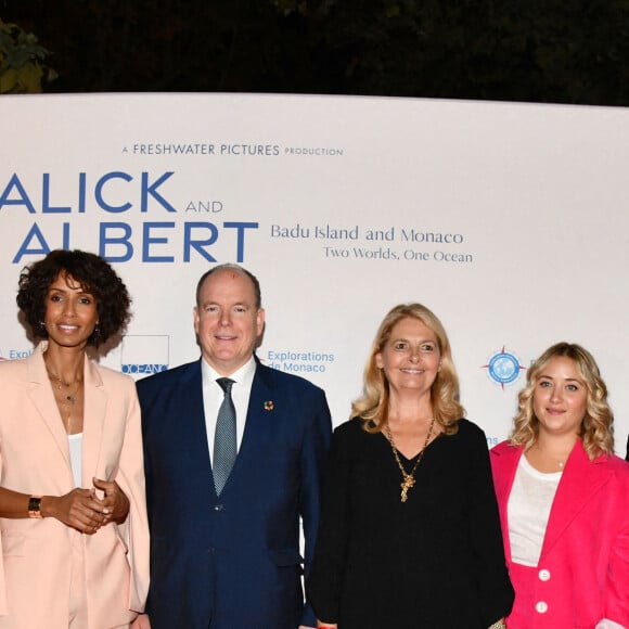 Sonia Rolland, le prince Albert II de Monaco, Sylvie Siri, la maire de Saint-Tropez, et Lilly-Fleur Pointeaux durant la soirée d'ouverture des 23èmes Rencontres internationales du cinéma des antipodes à Saint Tropez, le 13 octobre 2021, avec une avant première du film documentaire Alick et Albert au cinéma La Renaissance, place des Lices. Avant cette projection, les invités ont pu découvrir une exposition photo retraçant les moments forts de ce film documentaire où le prince Albert II de Monaco est l'un des personnages principaux. Cet événement va se dérouler du 13 au 17 octobre. Ce documentaire réalisé par Douglas Watkin, dès novembre 2018, où Alick Tipoti, artiste insulaire et militant des langues indigènes, accueille S.A.S. le prince Albert II de Monaco sur l'île de Badu, dans le détroit de Torrès, au nord de l'Australie. Cette première visite d'un chef d'Etat étranger dans la communauté Badulgal fait suite à une rencontre à Monaco en 2016 à l'occasion de l'exposition " Taba Naba ", présentée au Musée océanographique. L'artiste et le prince sont tous deux animés par l'héritage de leurs ancêtres et par leur engagement personnel envers le monde naturel, en particulier l'océan. Ils discutent des similitudes et des contrastes de leurs petites communautés si éloignées l'une de l'autre, et réfléchissent aux sociétés patriarcales et à la crise environnementale qu'elles traversent. Alick et les habitants de Badu partagent avec le prince Albert II leur mode vie menacé par la pollution de l'océan - filets fantômes et plastiques - et par le changement climatique. © Bruno Bebert / Bestimage