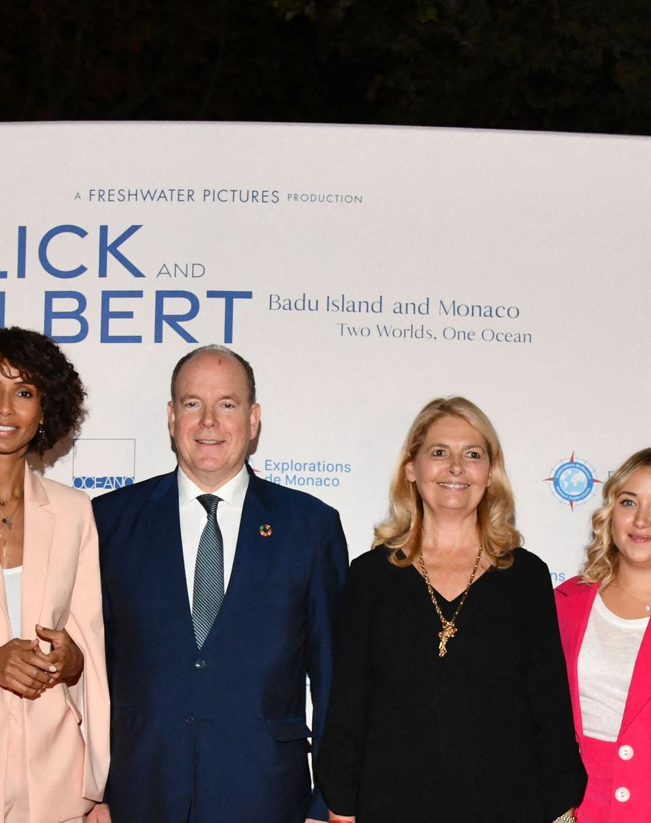 Sonia Rolland, le prince Albert II de Monaco, Sylvie Siri, la maire de Saint-Tropez, et Lilly-Fleur Pointeaux durant la soirée d'ouverture des 23èmes Rencontres internationales du cinéma des antipodes à Saint Tropez, le 13 octobre 2021, avec une avant première du film documentaire Alick et Albert au cinéma La Renaissance, place des Lices. Avant cette projection, les invités ont pu découvrir une exposition photo retraçant les moments forts de ce film documentaire où le prince Albert II de Monaco est l'un des personnages principaux. Cet événement va se dérouler du 13 au 17 octobre. Ce documentaire réalisé par Douglas Watkin, dès novembre 2018, où Alick Tipoti, artiste insulaire et militant des langues indigènes, accueille S.A.S. le prince Albert II de Monaco sur l'île de Badu, dans le détroit de Torrès, au nord de l'Australie. Cette première visite d'un chef d'Etat étranger dans la communauté Badulgal fait suite à une rencontre à Monaco en 2016 à l'occasion de l'exposition " Taba Naba ", présentée au Musée océanographique. L'artiste et le prince sont tous deux animés par l'héritage de leurs ancêtres et par leur engagement personnel envers le monde naturel, en particulier l'océan. Ils discutent des similitudes et des contrastes de leurs petites communautés si éloignées l'une de l'autre, et réfléchissent aux sociétés patriarcales et à la crise environnementale qu'elles traversent. Alick et les habitants de Badu partagent avec le prince Albert II leur mode vie menacé par la pollution de l'océan - filets fantômes et plastiques - et par le changement climatique. © Bruno Bebert / Bestimage