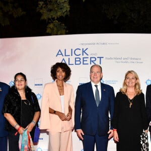 Bernard Bories, le président du Cinéma des Antipodes, Greta Morton Elangué, la présidente du Jury, Sonia Rolland, le prince Albert II de Monaco, Sylvie Siri, la maire de Saint-Tropez, Samuel le Bihan, Lilly-Fleur Pointeaux et Robert Calcagno, le directeur général et porte-parole de l'Institut océanographique de Monaco, durant la soirée d'ouverture des 23èmes Rencontres internationales du cinéma des antipodes à Saint Tropez, le 13 octobre 2021, avec une avant première du film documentaire Alick et Albert au cinéma La Renaissance, place des Lices. Avant cette projection, les invités ont pu découvrir une exposition photo retraçant les moments forts de ce film documentaire où le prince Albert II de Monaco est l'un des personnages principaux. Cet événement va se dérouler du 13 au 17 octobre. Ce documentaire réalisé par Douglas Watkin, dès novembre 2018, où Alick Tipoti, artiste insulaire et militant des langues indigènes, accueille S.A.S. le prince Albert II de Monaco sur l'île de Badu, dans le détroit de Torrès, au nord de l'Australie. Cette première visite d'un chef d'Etat étranger dans la communauté Badulgal fait suite à une rencontre à Monaco en 2016 à l'occasion de l'exposition " Taba Naba ", présentée au Musée océanographique. L'artiste et le prince sont tous deux animés par l'héritage de leurs ancêtres et par leur engagement personnel envers le monde naturel, en particulier l'océan. Ils discutent des similitudes et des contrastes de leurs petites communautés si éloignées l'une de l'autre, et réfléchissent aux sociétés patriarcales et à la crise environnementale qu'elles traversent. Alick et les habitants de Badu partagent avec le prince Albert II leur mode vie menacé par la pollution de l'océan - filets fantômes et plastiques - et par le changement climatique. © Bruno Bebert / Bestimage