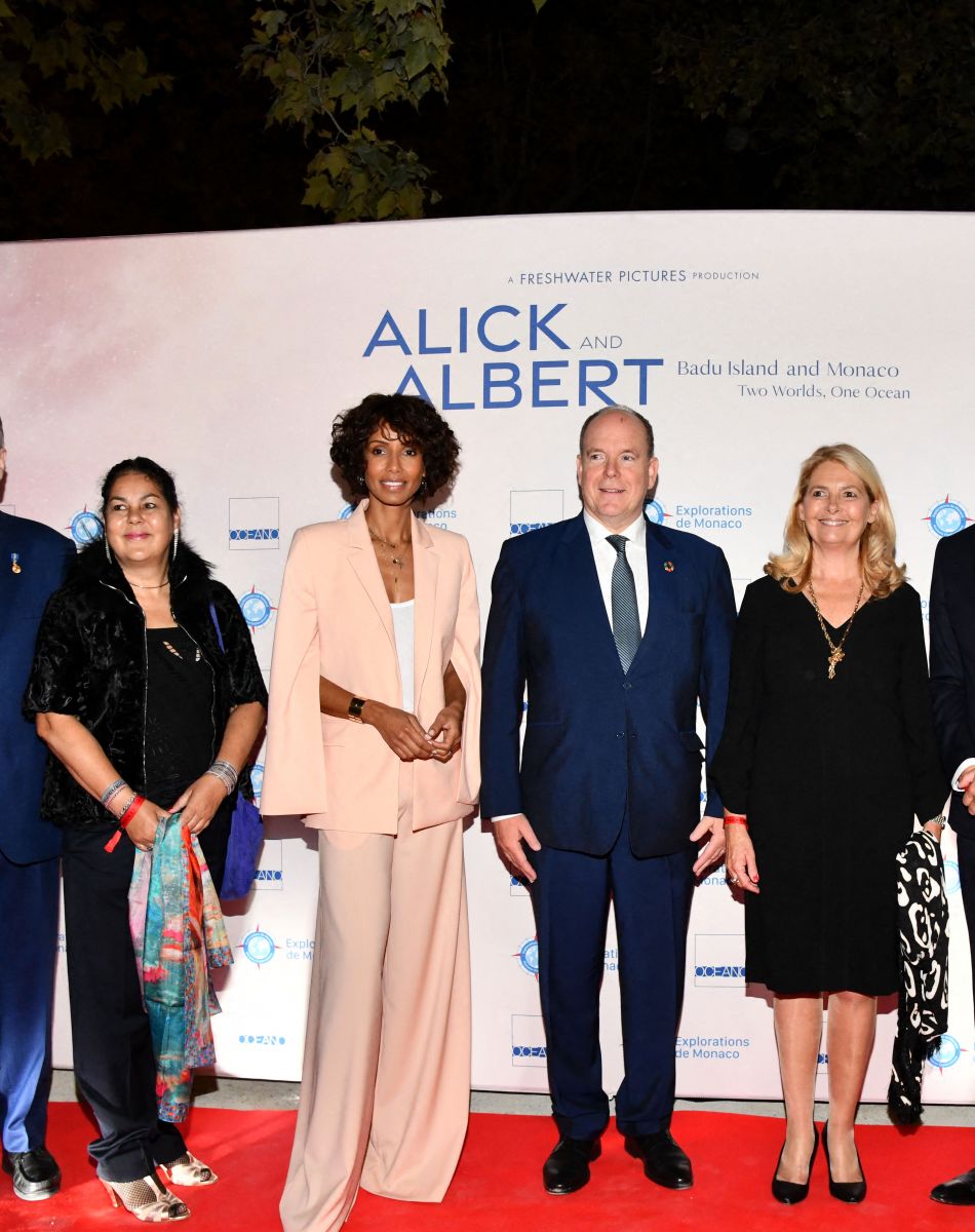 Bernard Bories, le président du Cinéma des Antipodes, Greta Morton Elangué, la présidente du Jury, Sonia Rolland, le prince Albert II de Monaco, Sylvie Siri, la maire de Saint-Tropez, Samuel le Bihan, Lilly-Fleur Pointeaux et Robert Calcagno, le directeur général et porte-parole de l'Institut océanographique de Monaco, durant la soirée d'ouverture des 23èmes Rencontres internationales du cinéma des antipodes à Saint Tropez, le 13 octobre 2021, avec une avant première du film documentaire Alick et Albert au cinéma La Renaissance, place des Lices. Avant cette projection, les invités ont pu découvrir une exposition photo retraçant les moments forts de ce film documentaire où le prince Albert II de Monaco est l'un des personnages principaux. Cet événement va se dérouler du 13 au 17 octobre. Ce documentaire réalisé par Douglas Watkin, dès novembre 2018, où Alick Tipoti, artiste insulaire et militant des langues indigènes, accueille S.A.S. le prince Albert II de Monaco sur l'île de Badu, dans le détroit de Torrès, au nord de l'Australie. Cette première visite d'un chef d'Etat étranger dans la communauté Badulgal fait suite à une rencontre à Monaco en 2016 à l'occasion de l'exposition " Taba Naba ", présentée au Musée océanographique. L'artiste et le prince sont tous deux animés par l'héritage de leurs ancêtres et par leur engagement personnel envers le monde naturel, en particulier l'océan. Ils discutent des similitudes et des contrastes de leurs petites communautés si éloignées l'une de l'autre, et réfléchissent aux sociétés patriarcales et à la crise environnementale qu'elles traversent. Alick et les habitants de Badu partagent avec le prince Albert II leur mode vie menacé par la pollution de l'océan - filets fantômes et plastiques - et par le changement climatique. © Bruno Bebert / Bestimage