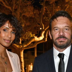Sonia Rolland et Samuel Le Bihan durant la soirée d'ouverture des 23èmes Rencontres internationales du cinéma des antipodes à Saint Tropez, le 13 octobre 2021, avec une avant première du film documentaire Alick et Albert au cinéma La Renaissance, place des Lices. Avant cette projection, les invités ont pu découvrir une exposition photo retraçant les moments forts de ce film documentaire où le prince Albert II de Monaco est l'un des personnages principaux. Cet événement va se dérouler du 13 au 17 octobre. Ce documentaire réalisé par Douglas Watkin, dès novembre 2018, où Alick Tipoti, artiste insulaire et militant des langues indigènes, accueille S.A.S. le prince Albert II de Monaco sur l'île de Badu, dans le détroit de Torrès, au nord de l'Australie. Cette première visite d'un chef d'Etat étranger dans la communauté Badulgal fait suite à une rencontre à Monaco en 2016 à l'occasion de l'exposition " Taba Naba ", présentée au Musée océanographique. L'artiste et le prince sont tous deux animés par l'héritage de leurs ancêtres et par leur engagement personnel envers le monde naturel, en particulier l'océan. Ils discutent des similitudes et des contrastes de leurs petites communautés si éloignées l'une de l'autre, et réfléchissent aux sociétés patriarcales et à la crise environnementale qu'elles traversent. Alick et les habitants de Badu partagent avec le prince Albert II leur mode vie menacé par la pollution de l'océan - filets fantômes et plastiques - et par le changement climatique. © Bruno Bebert / Bestimage