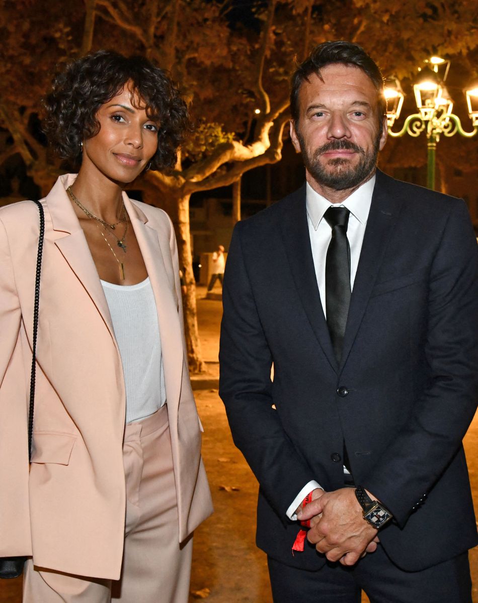 Sonia Rolland et Samuel Le Bihan durant la soirée d'ouverture des 23èmes Rencontres internationales du cinéma des antipodes à Saint Tropez, le 13 octobre 2021, avec une avant première du film documentaire Alick et Albert au cinéma La Renaissance, place des Lices. Avant cette projection, les invités ont pu découvrir une exposition photo retraçant les moments forts de ce film documentaire où le prince Albert II de Monaco est l'un des personnages principaux. Cet événement va se dérouler du 13 au 17 octobre. Ce documentaire réalisé par Douglas Watkin, dès novembre 2018, où Alick Tipoti, artiste insulaire et militant des langues indigènes, accueille S.A.S. le prince Albert II de Monaco sur l'île de Badu, dans le détroit de Torrès, au nord de l'Australie. Cette première visite d'un chef d'Etat étranger dans la communauté Badulgal fait suite à une rencontre à Monaco en 2016 à l'occasion de l'exposition " Taba Naba ", présentée au Musée océanographique. L'artiste et le prince sont tous deux animés par l'héritage de leurs ancêtres et par leur engagement personnel envers le monde naturel, en particulier l'océan. Ils discutent des similitudes et des contrastes de leurs petites communautés si éloignées l'une de l'autre, et réfléchissent aux sociétés patriarcales et à la crise environnementale qu'elles traversent. Alick et les habitants de Badu partagent avec le prince Albert II leur mode vie menacé par la pollution de l'océan - filets fantômes et plastiques - et par le changement climatique. © Bruno Bebert / Bestimage