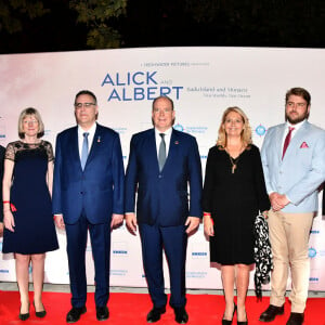 Pierre Dartout, le ministre d'Etat de Monaco, Gillian Bird, l'Ambassadrice de l'Australie en France, Bernard Bories, le président du Cinéma des Antipodes, le prince Albert II de Monaco, Sylvie Siri, la maire de Saint-Tropez, Jack Hawke, fils de Trish Lake, productrice du film, et Robert Calcagno, le directeur général et porte-parole de l'Institut océanographique de Monaco, durant la soirée d'ouverture des 23èmes Rencontres internationales du cinéma des antipodes à Saint Tropez, le 13 octobre 2021, avec une avant première du film documentaire Alick et Albert au cinéma La Renaissance, place des Lices. Avant cette projection, les invités ont pu découvrir une exposition photo retraçant les moments forts de ce film documentaire où le prince Albert II de Monaco est l'un des personnages principaux. Cet événement va se dérouler du 13 au 17 octobre. Ce documentaire réalisé par Douglas Watkin, dès novembre 2018, où Alick Tipoti, artiste insulaire et militant des langues indigènes, accueille S.A.S. le prince Albert II de Monaco sur l'île de Badu, dans le détroit de Torrès, au nord de l'Australie. Cette première visite d'un chef d'Etat étranger dans la communauté Badulgal fait suite à une rencontre à Monaco en 2016 à l'occasion de l'exposition " Taba Naba ", présentée au Musée océanographique. L'artiste et le prince sont tous deux animés par l'héritage de leurs ancêtres et par leur engagement personnel envers le monde naturel, en particulier l'océan. Ils discutent des similitudes et des contrastes de leurs petites communautés si éloignées l'une de l'autre, et réfléchissent aux sociétés patriarcales et à la crise environnementale qu'elles traversent. Alick et les habitants de Badu partagent avec le prince Albert II leur mode vie menacé par la pollution de l'océan - filets fantômes et plastiques - et par le changement climatique. © Bruno Bebert / Bestimage