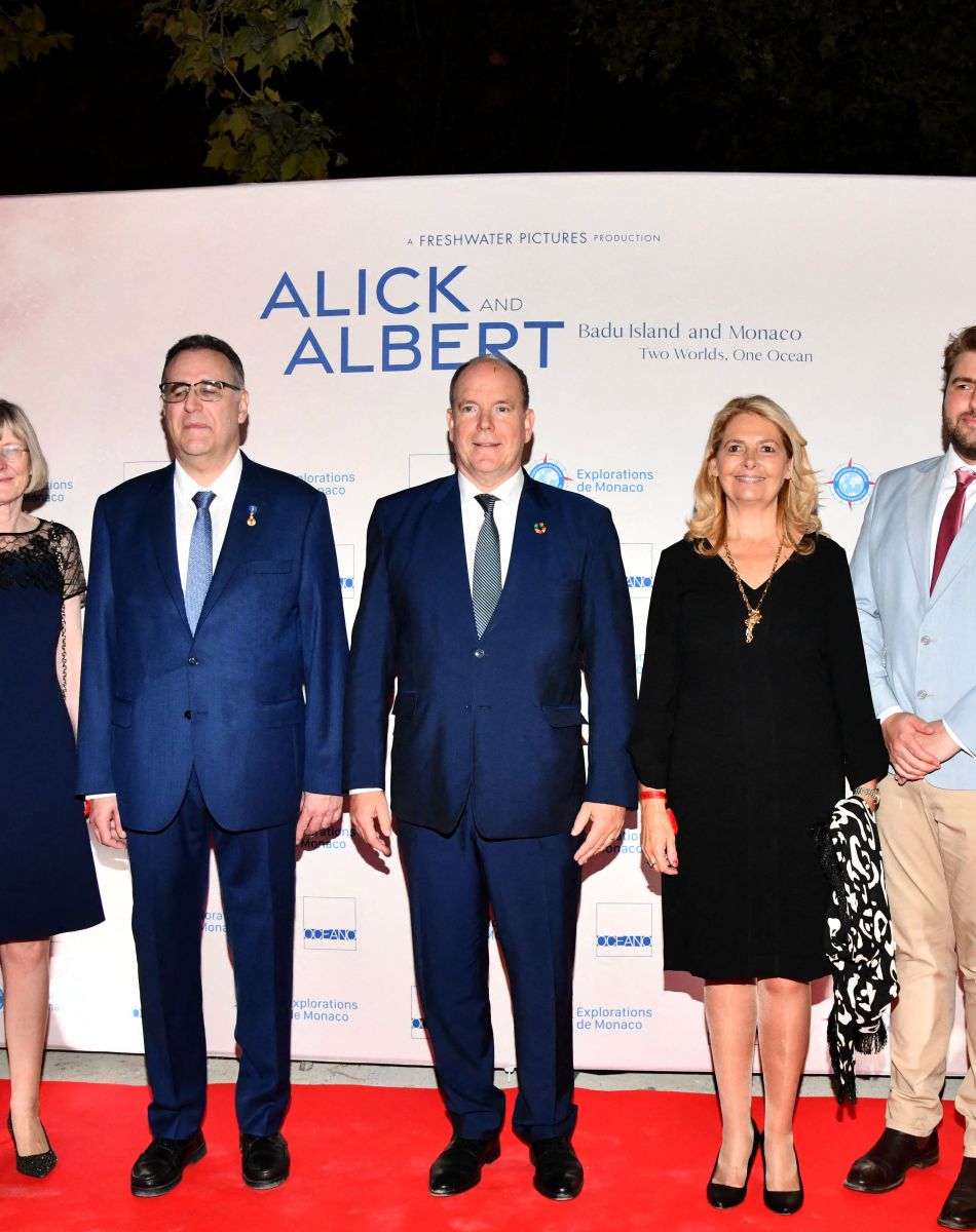 Pierre Dartout, le ministre d'Etat de Monaco, Gillian Bird, l'Ambassadrice de l'Australie en France, Bernard Bories, le président du Cinéma des Antipodes, le prince Albert II de Monaco, Sylvie Siri, la maire de Saint-Tropez, Jack Hawke, fils de Trish Lake, productrice du film, et Robert Calcagno, le directeur général et porte-parole de l'Institut océanographique de Monaco, durant la soirée d'ouverture des 23èmes Rencontres internationales du cinéma des antipodes à Saint Tropez, le 13 octobre 2021, avec une avant première du film documentaire Alick et Albert au cinéma La Renaissance, place des Lices. Avant cette projection, les invités ont pu découvrir une exposition photo retraçant les moments forts de ce film documentaire où le prince Albert II de Monaco est l'un des personnages principaux. Cet événement va se dérouler du 13 au 17 octobre. Ce documentaire réalisé par Douglas Watkin, dès novembre 2018, où Alick Tipoti, artiste insulaire et militant des langues indigènes, accueille S.A.S. le prince Albert II de Monaco sur l'île de Badu, dans le détroit de Torrès, au nord de l'Australie. Cette première visite d'un chef d'Etat étranger dans la communauté Badulgal fait suite à une rencontre à Monaco en 2016 à l'occasion de l'exposition " Taba Naba ", présentée au Musée océanographique. L'artiste et le prince sont tous deux animés par l'héritage de leurs ancêtres et par leur engagement personnel envers le monde naturel, en particulier l'océan. Ils discutent des similitudes et des contrastes de leurs petites communautés si éloignées l'une de l'autre, et réfléchissent aux sociétés patriarcales et à la crise environnementale qu'elles traversent. Alick et les habitants de Badu partagent avec le prince Albert II leur mode vie menacé par la pollution de l'océan - filets fantômes et plastiques - et par le changement climatique. © Bruno Bebert / Bestimage