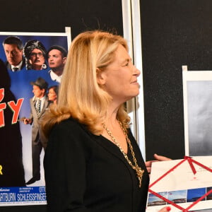 Sylvie Siri, la maire de Saint-Tropez, et le prince Albert II de Monaco durant la soirée d'ouverture des 23èmes Rencontres internationales du cinéma des antipodes à Saint Tropez, le 13 octobre 2021, avec une avant première du film documentaire Alick et Albert au cinéma La Renaissance, place des Lices. Avant cette projection, les invités ont pu découvrir une exposition photo retraçant les moments forts de ce film documentaire où le prince Albert II de Monaco est l'un des personnages principaux. Cet événement va se dérouler du 13 au 17 octobre. Ce documentaire réalisé par Douglas Watkin, dès novembre 2018, où Alick Tipoti, artiste insulaire et militant des langues indigènes, accueille S.A.S. le prince Albert II de Monaco sur l'île de Badu, dans le détroit de Torrès, au nord de l'Australie. Cette première visite d'un chef d'Etat étranger dans la communauté Badulgal fait suite à une rencontre à Monaco en 2016 à l'occasion de l'exposition " Taba Naba ", présentée au Musée océanographique. L'artiste et le prince sont tous deux animés par l'héritage de leurs ancêtres et par leur engagement personnel envers le monde naturel, en particulier l'océan. Ils discutent des similitudes et des contrastes de leurs petites communautés si éloignées l'une de l'autre, et réfléchissent aux sociétés patriarcales et à la crise environnementale qu'elles traversent. Alick et les habitants de Badu partagent avec le prince Albert II leur mode vie menacé par la pollution de l'océan - filets fantômes et plastiques - et par le changement climatique. © Bruno Bebert / Bestimage