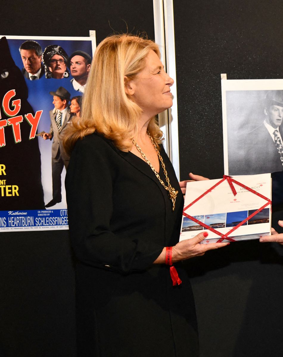 Sylvie Siri, la maire de Saint-Tropez, et le prince Albert II de Monaco durant la soirée d'ouverture des 23èmes Rencontres internationales du cinéma des antipodes à Saint Tropez, le 13 octobre 2021, avec une avant première du film documentaire Alick et Albert au cinéma La Renaissance, place des Lices. Avant cette projection, les invités ont pu découvrir une exposition photo retraçant les moments forts de ce film documentaire où le prince Albert II de Monaco est l'un des personnages principaux. Cet événement va se dérouler du 13 au 17 octobre. Ce documentaire réalisé par Douglas Watkin, dès novembre 2018, où Alick Tipoti, artiste insulaire et militant des langues indigènes, accueille S.A.S. le prince Albert II de Monaco sur l'île de Badu, dans le détroit de Torrès, au nord de l'Australie. Cette première visite d'un chef d'Etat étranger dans la communauté Badulgal fait suite à une rencontre à Monaco en 2016 à l'occasion de l'exposition " Taba Naba ", présentée au Musée océanographique. L'artiste et le prince sont tous deux animés par l'héritage de leurs ancêtres et par leur engagement personnel envers le monde naturel, en particulier l'océan. Ils discutent des similitudes et des contrastes de leurs petites communautés si éloignées l'une de l'autre, et réfléchissent aux sociétés patriarcales et à la crise environnementale qu'elles traversent. Alick et les habitants de Badu partagent avec le prince Albert II leur mode vie menacé par la pollution de l'océan - filets fantômes et plastiques - et par le changement climatique. © Bruno Bebert / Bestimage