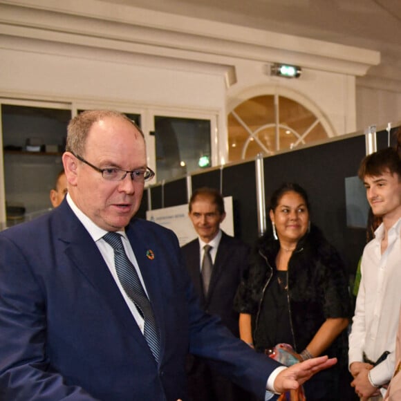 Le prince Albert II de Monaco, Sonia Rolland et Samuel Lebihan durant la soirée d'ouverture des 23èmes Rencontres internationales du cinéma des antipodes à Saint Tropez, le 13 octobre 2021, avec une avant première du film documentaire Alick et Albert au cinéma La Renaissance, place des Lices. Avant cette projection, les invités ont pu découvrir une exposition photo retraçant les moments forts de ce film documentaire où le prince Albert II de Monaco est l'un des personnages principaux. Cet événement va se dérouler du 13 au 17 octobre. Ce documentaire réalisé par Douglas Watkin, dès novembre 2018, où Alick Tipoti, artiste insulaire et militant des langues indigènes, accueille S.A.S. le prince Albert II de Monaco sur l'île de Badu, dans le détroit de Torrès, au nord de l'Australie. Cette première visite d'un chef d'Etat étranger dans la communauté Badulgal fait suite à une rencontre à Monaco en 2016 à l'occasion de l'exposition " Taba Naba ", présentée au Musée océanographique. L'artiste et le prince sont tous deux animés par l'héritage de leurs ancêtres et par leur engagement personnel envers le monde naturel, en particulier l'océan. Ils discutent des similitudes et des contrastes de leurs petites communautés si éloignées l'une de l'autre, et réfléchissent aux sociétés patriarcales et à la crise environnementale qu'elles traversent. Alick et les habitants de Badu partagent avec le prince Albert II leur mode vie menacé par la pollution de l'océan - filets fantômes et plastiques - et par le changement climatique. © Bruno Bebert / Bestimage