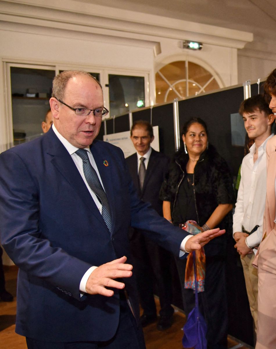 Le prince Albert II de Monaco, Sonia Rolland et Samuel Lebihan durant la soirée d'ouverture des 23èmes Rencontres internationales du cinéma des antipodes à Saint Tropez, le 13 octobre 2021, avec une avant première du film documentaire Alick et Albert au cinéma La Renaissance, place des Lices. Avant cette projection, les invités ont pu découvrir une exposition photo retraçant les moments forts de ce film documentaire où le prince Albert II de Monaco est l'un des personnages principaux. Cet événement va se dérouler du 13 au 17 octobre. Ce documentaire réalisé par Douglas Watkin, dès novembre 2018, où Alick Tipoti, artiste insulaire et militant des langues indigènes, accueille S.A.S. le prince Albert II de Monaco sur l'île de Badu, dans le détroit de Torrès, au nord de l'Australie. Cette première visite d'un chef d'Etat étranger dans la communauté Badulgal fait suite à une rencontre à Monaco en 2016 à l'occasion de l'exposition " Taba Naba ", présentée au Musée océanographique. L'artiste et le prince sont tous deux animés par l'héritage de leurs ancêtres et par leur engagement personnel envers le monde naturel, en particulier l'océan. Ils discutent des similitudes et des contrastes de leurs petites communautés si éloignées l'une de l'autre, et réfléchissent aux sociétés patriarcales et à la crise environnementale qu'elles traversent. Alick et les habitants de Badu partagent avec le prince Albert II leur mode vie menacé par la pollution de l'océan - filets fantômes et plastiques - et par le changement climatique. © Bruno Bebert / Bestimage