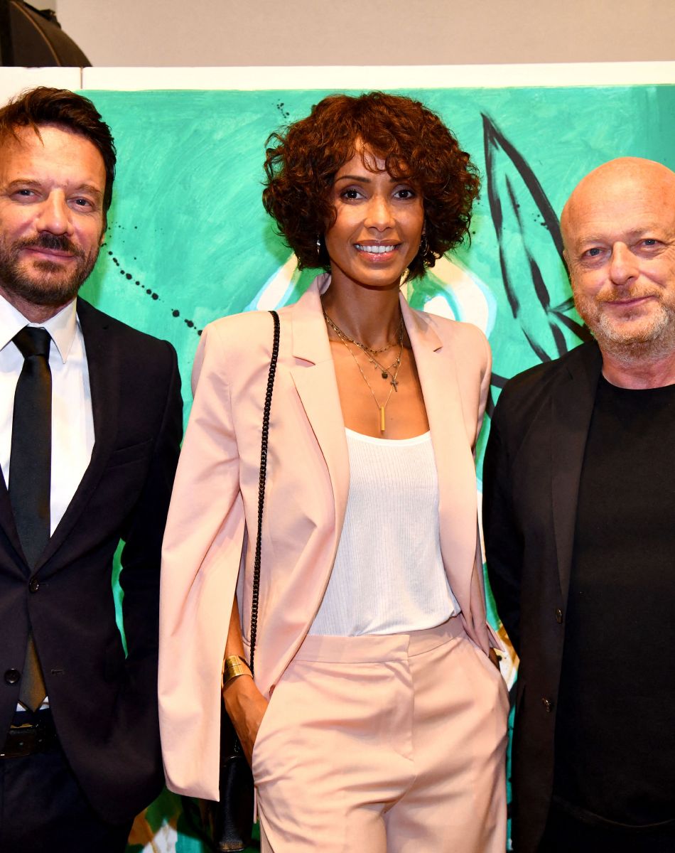 Sonia Rolland, Samuel Le Bihan et Gérard Krawczyk durant la soirée d'ouverture des 23èmes Rencontres internationales du cinéma des antipodes à Saint Tropez, le 13 octobre 2021, avec une avant première du film documentaire Alick et Albert au cinéma La Renaissance, place des Lices. Avant cette projection, les invités ont pu découvrir une exposition photo retraçant les moments forts de ce film documentaire où le prince Albert II de Monaco est l'un des personnages principaux. Cet événement va se dérouler du 13 au 17 octobre. Ce documentaire réalisé par Douglas Watkin, dès novembre 2018, où Alick Tipoti, artiste insulaire et militant des langues indigènes, accueille S.A.S. le prince Albert II de Monaco sur l'île de Badu, dans le détroit de Torrès, au nord de l'Australie. Cette première visite d'un chef d'Etat étranger dans la communauté Badulgal fait suite à une rencontre à Monaco en 2016 à l'occasion de l'exposition " Taba Naba ", présentée au Musée océanographique. L'artiste et le prince sont tous deux animés par l'héritage de leurs ancêtres et par leur engagement personnel envers le monde naturel, en particulier l'océan. Ils discutent des similitudes et des contrastes de leurs petites communautés si éloignées l'une de l'autre, et réfléchissent aux sociétés patriarcales et à la crise environnementale qu'elles traversent. Alick et les habitants de Badu partagent avec le prince Albert II leur mode vie menacé par la pollution de l'océan - filets fantômes et plastiques - et par le changement climatique. © Bruno Bebert / Bestimage