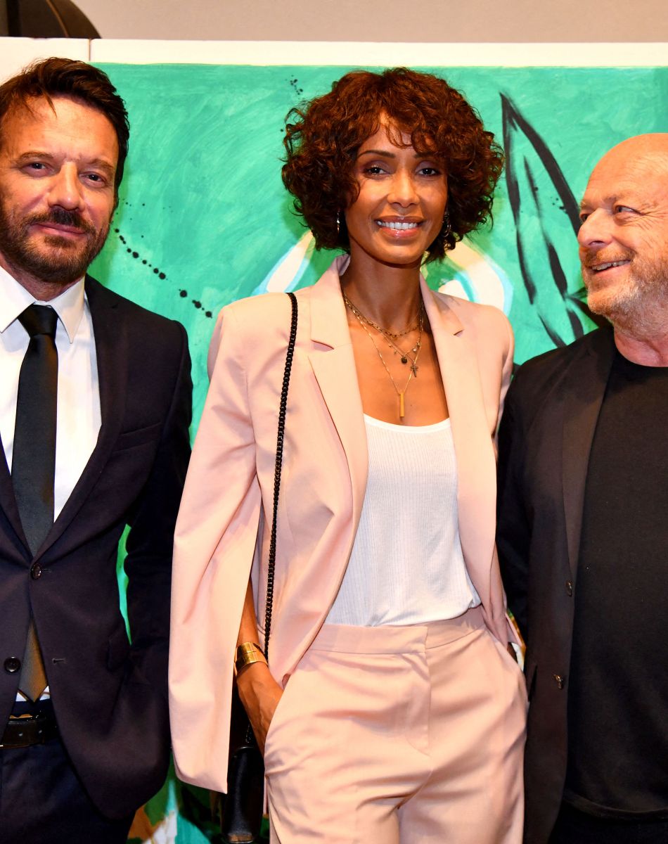 Sonia Rolland, Samuel Le Bihan et Gérard Krawczyk durant la soirée d'ouverture des 23èmes Rencontres internationales du cinéma des antipodes à Saint Tropez, le 13 octobre 2021, avec une avant première du film documentaire Alick et Albert au cinéma La Renaissance, place des Lices. Avant cette projection, les invités ont pu découvrir une exposition photo retraçant les moments forts de ce film documentaire où le prince Albert II de Monaco est l'un des personnages principaux. Cet événement va se dérouler du 13 au 17 octobre. Ce documentaire réalisé par Douglas Watkin, dès novembre 2018, où Alick Tipoti, artiste insulaire et militant des langues indigènes, accueille S.A.S. le prince Albert II de Monaco sur l'île de Badu, dans le détroit de Torrès, au nord de l'Australie. Cette première visite d'un chef d'Etat étranger dans la communauté Badulgal fait suite à une rencontre à Monaco en 2016 à l'occasion de l'exposition " Taba Naba ", présentée au Musée océanographique. L'artiste et le prince sont tous deux animés par l'héritage de leurs ancêtres et par leur engagement personnel envers le monde naturel, en particulier l'océan. Ils discutent des similitudes et des contrastes de leurs petites communautés si éloignées l'une de l'autre, et réfléchissent aux sociétés patriarcales et à la crise environnementale qu'elles traversent. Alick et les habitants de Badu partagent avec le prince Albert II leur mode vie menacé par la pollution de l'océan - filets fantômes et plastiques - et par le changement climatique. © Bruno Bebert / Bestimage