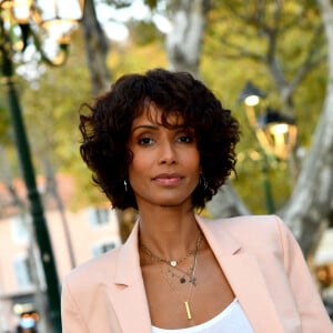 Sonia Rolland durant la soirée d'ouverture des 23èmes Rencontres internationales du cinéma des antipodes à Saint Tropez, le 13 octobre 2021, avec une avant première du film documentaire Alick et Albert au cinéma La Renaissance, place des Lices. Avant cette projection, les invités ont pu découvrir une exposition photo retraçant les moments forts de ce film documentaire où le prince Albert II de Monaco est l'un des personnages principaux. Cet événement va se dérouler du 13 au 17 octobre. Ce documentaire réalisé par Douglas Watkin, dès novembre 2018, où Alick Tipoti, artiste insulaire et militant des langues indigènes, accueille S.A.S. le prince Albert II de Monaco sur l'île de Badu, dans le détroit de Torrès, au nord de l'Australie. Cette première visite d'un chef d'Etat étranger dans la communauté Badulgal fait suite à une rencontre à Monaco en 2016 à l'occasion de l'exposition " Taba Naba ", présentée au Musée océanographique. L'artiste et le prince sont tous deux animés par l'héritage de leurs ancêtres et par leur engagement personnel envers le monde naturel, en particulier l'océan. Ils discutent des similitudes et des contrastes de leurs petites communautés si éloignées l'une de l'autre, et réfléchissent aux sociétés patriarcales et à la crise environnementale qu'elles traversent. Alick et les habitants de Badu partagent avec le prince Albert II leur mode vie menacé par la pollution de l'océan - filets fantômes et plastiques - et par le changement climatique. © Bruno Bebert / Bestimage