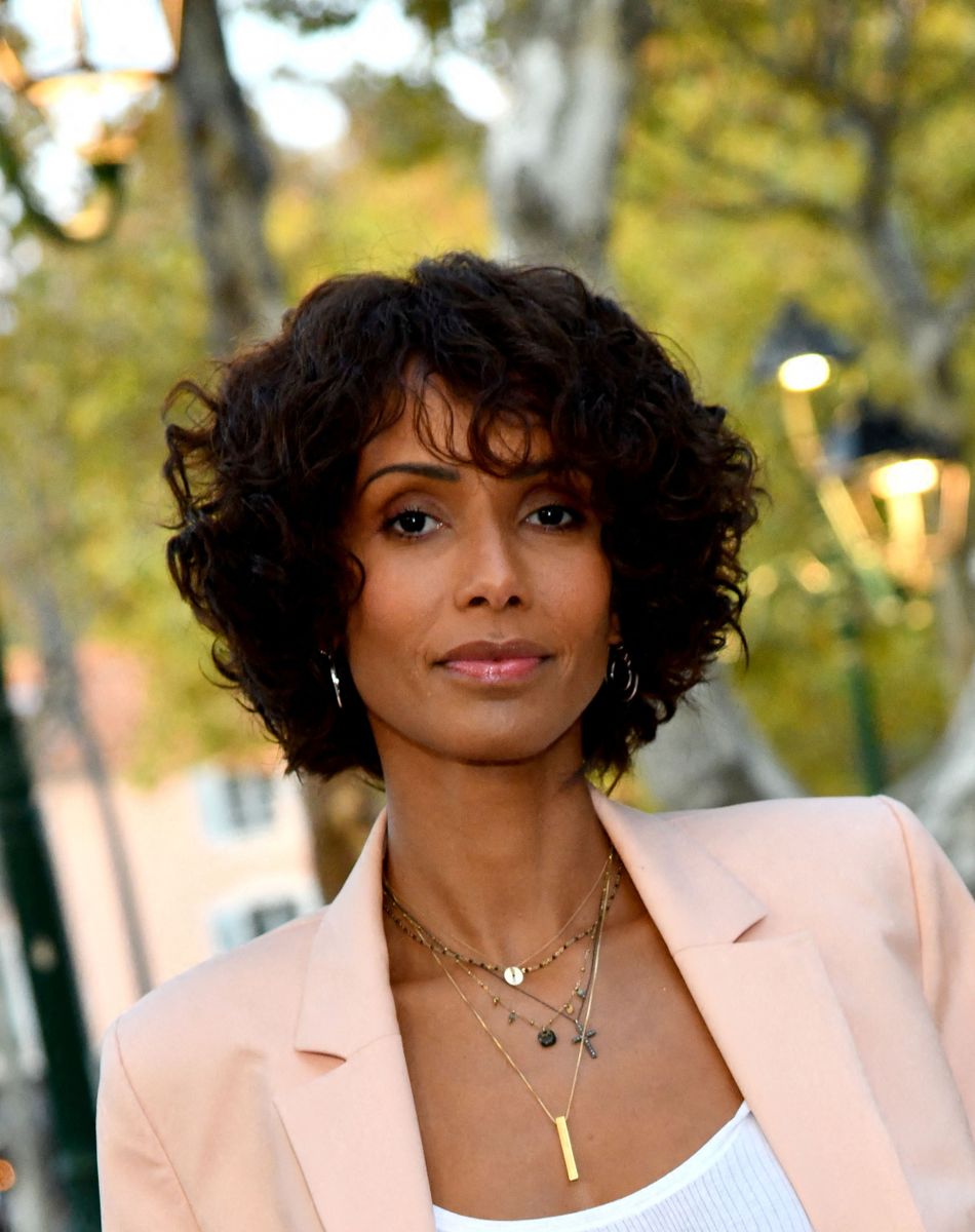 Sonia Rolland durant la soirée d'ouverture des 23èmes Rencontres internationales du cinéma des antipodes à Saint Tropez, le 13 octobre 2021, avec une avant première du film documentaire Alick et Albert au cinéma La Renaissance, place des Lices. Avant cette projection, les invités ont pu découvrir une exposition photo retraçant les moments forts de ce film documentaire où le prince Albert II de Monaco est l'un des personnages principaux. Cet événement va se dérouler du 13 au 17 octobre. Ce documentaire réalisé par Douglas Watkin, dès novembre 2018, où Alick Tipoti, artiste insulaire et militant des langues indigènes, accueille S.A.S. le prince Albert II de Monaco sur l'île de Badu, dans le détroit de Torrès, au nord de l'Australie. Cette première visite d'un chef d'Etat étranger dans la communauté Badulgal fait suite à une rencontre à Monaco en 2016 à l'occasion de l'exposition " Taba Naba ", présentée au Musée océanographique. L'artiste et le prince sont tous deux animés par l'héritage de leurs ancêtres et par leur engagement personnel envers le monde naturel, en particulier l'océan. Ils discutent des similitudes et des contrastes de leurs petites communautés si éloignées l'une de l'autre, et réfléchissent aux sociétés patriarcales et à la crise environnementale qu'elles traversent. Alick et les habitants de Badu partagent avec le prince Albert II leur mode vie menacé par la pollution de l'océan - filets fantômes et plastiques - et par le changement climatique. © Bruno Bebert / Bestimage