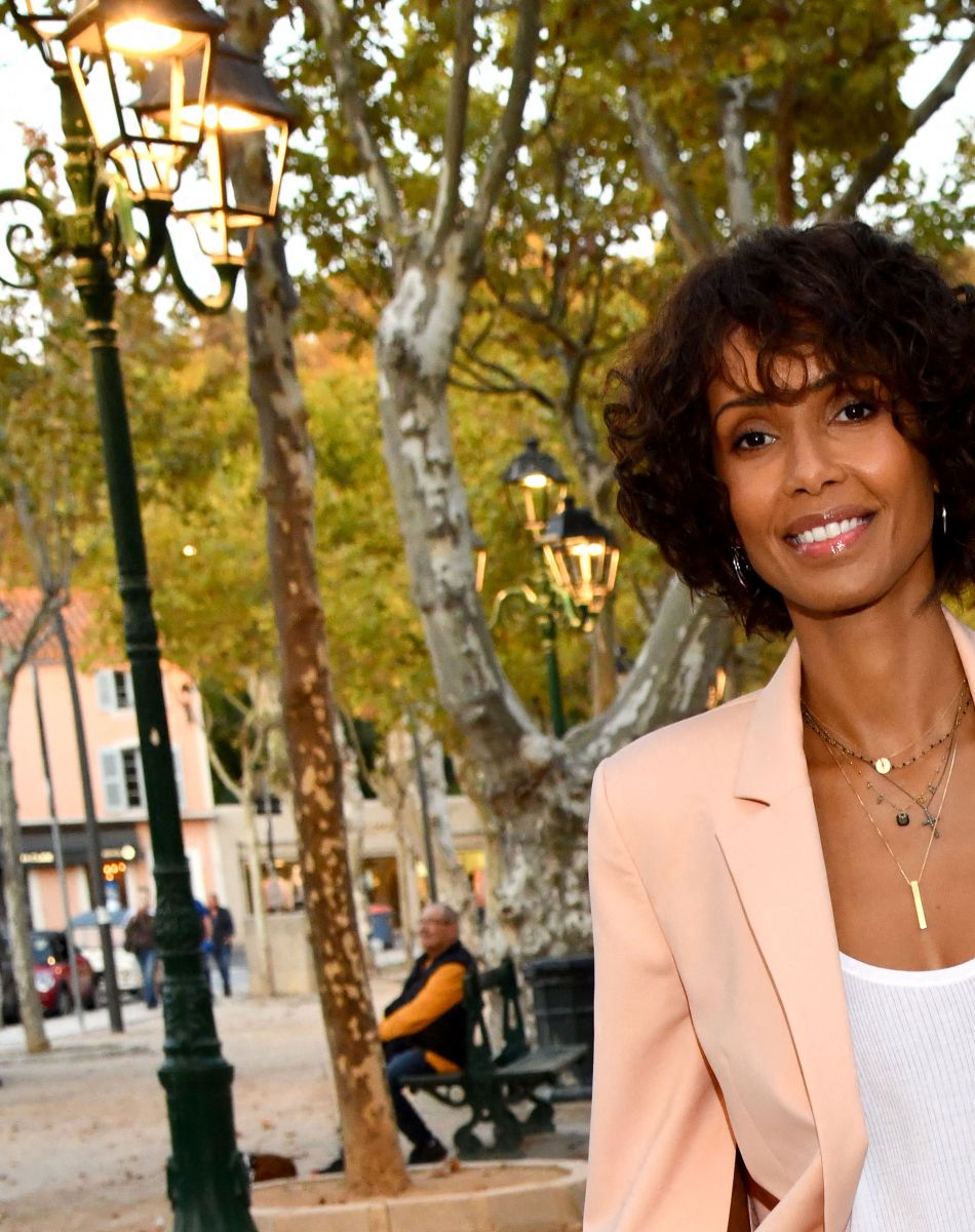 Sonia Rolland durant la soirée d'ouverture des 23èmes Rencontres internationales du cinéma des antipodes à Saint Tropez, le 13 octobre 2021, avec une avant première du film documentaire Alick et Albert au cinéma La Renaissance, place des Lices. Avant cette projection, les invités ont pu découvrir une exposition photo retraçant les moments forts de ce film documentaire où le prince Albert II de Monaco est l'un des personnages principaux. Cet événement va se dérouler du 13 au 17 octobre. Ce documentaire réalisé par Douglas Watkin, dès novembre 2018, où Alick Tipoti, artiste insulaire et militant des langues indigènes, accueille S.A.S. le prince Albert II de Monaco sur l'île de Badu, dans le détroit de Torrès, au nord de l'Australie. Cette première visite d'un chef d'Etat étranger dans la communauté Badulgal fait suite à une rencontre à Monaco en 2016 à l'occasion de l'exposition " Taba Naba ", présentée au Musée océanographique. L'artiste et le prince sont tous deux animés par l'héritage de leurs ancêtres et par leur engagement personnel envers le monde naturel, en particulier l'océan. Ils discutent des similitudes et des contrastes de leurs petites communautés si éloignées l'une de l'autre, et réfléchissent aux sociétés patriarcales et à la crise environnementale qu'elles traversent. Alick et les habitants de Badu partagent avec le prince Albert II leur mode vie menacé par la pollution de l'océan - filets fantômes et plastiques - et par le changement climatique. © Bruno Bebert / Bestimage