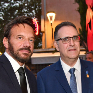 Samuel Le Bihan et Bernard Bories, le président du Cinéma des Antipodes, durant la soirée d'ouverture des 23èmes Rencontres internationales du cinéma des antipodes à Saint Tropez, le 13 octobre 2021, avec une avant première du film documentaire Alick et Albert au cinéma La Renaissance, place des Lices. Avant cette projection, les invités ont pu découvrir une exposition photo retraçant les moments forts de ce film documentaire où le prince Albert II de Monaco est l'un des personnages principaux. Cet événement va se dérouler du 13 au 17 octobre. Ce documentaire réalisé par Douglas Watkin, dès novembre 2018, où Alick Tipoti, artiste insulaire et militant des langues indigènes, accueille S.A.S. le prince Albert II de Monaco sur l'île de Badu, dans le détroit de Torrès, au nord de l'Australie. Cette première visite d'un chef d'Etat étranger dans la communauté Badulgal fait suite à une rencontre à Monaco en 2016 à l'occasion de l'exposition " Taba Naba ", présentée au Musée océanographique. L'artiste et le prince sont tous deux animés par l'héritage de leurs ancêtres et par leur engagement personnel envers le monde naturel, en particulier l'océan. Ils discutent des similitudes et des contrastes de leurs petites communautés si éloignées l'une de l'autre, et réfléchissent aux sociétés patriarcales et à la crise environnementale qu'elles traversent. Alick et les habitants de Badu partagent avec le prince Albert II leur mode vie menacé par la pollution de l'océan - filets fantômes et plastiques - et par le changement climatique. © Bruno Bebert / Bestimage