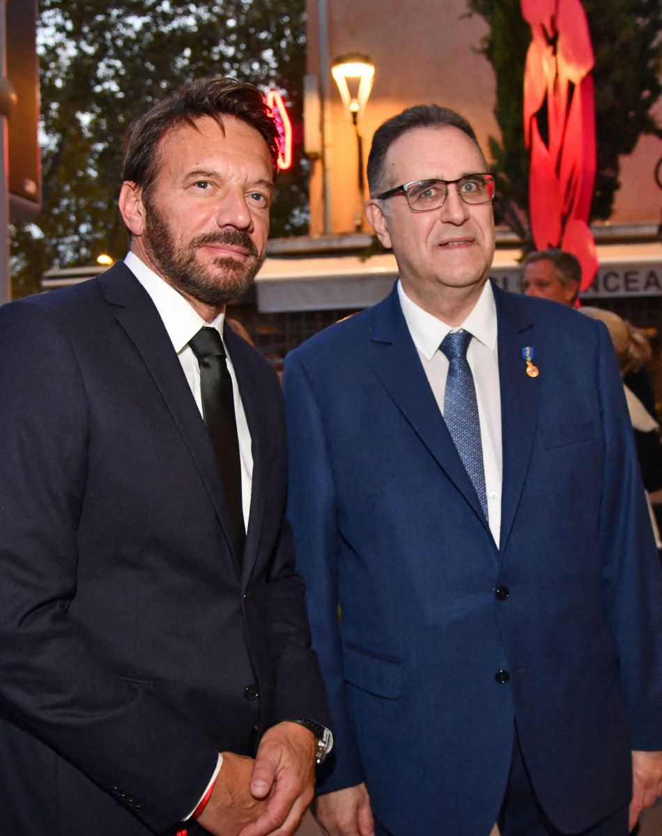 Samuel Le Bihan et Bernard Bories, le président du Cinéma des Antipodes, durant la soirée d'ouverture des 23èmes Rencontres internationales du cinéma des antipodes à Saint Tropez, le 13 octobre 2021, avec une avant première du film documentaire Alick et Albert au cinéma La Renaissance, place des Lices. Avant cette projection, les invités ont pu découvrir une exposition photo retraçant les moments forts de ce film documentaire où le prince Albert II de Monaco est l'un des personnages principaux. Cet événement va se dérouler du 13 au 17 octobre. Ce documentaire réalisé par Douglas Watkin, dès novembre 2018, où Alick Tipoti, artiste insulaire et militant des langues indigènes, accueille S.A.S. le prince Albert II de Monaco sur l'île de Badu, dans le détroit de Torrès, au nord de l'Australie. Cette première visite d'un chef d'Etat étranger dans la communauté Badulgal fait suite à une rencontre à Monaco en 2016 à l'occasion de l'exposition " Taba Naba ", présentée au Musée océanographique. L'artiste et le prince sont tous deux animés par l'héritage de leurs ancêtres et par leur engagement personnel envers le monde naturel, en particulier l'océan. Ils discutent des similitudes et des contrastes de leurs petites communautés si éloignées l'une de l'autre, et réfléchissent aux sociétés patriarcales et à la crise environnementale qu'elles traversent. Alick et les habitants de Badu partagent avec le prince Albert II leur mode vie menacé par la pollution de l'océan - filets fantômes et plastiques - et par le changement climatique. © Bruno Bebert / Bestimage