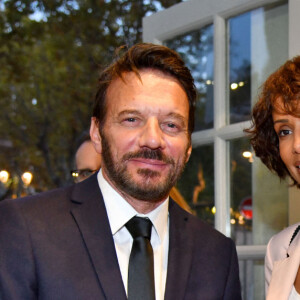 Samuel Le Bihan et Sonia Rolland durant la soirée d'ouverture des 23èmes Rencontres internationales du cinéma des antipodes à Saint Tropez, le 13 octobre 2021, avec une avant première du film documentaire Alick et Albert au cinéma La Renaissance, place des Lices. Avant cette projection, les invités ont pu découvrir une exposition photo retraçant les moments forts de ce film documentaire où le prince Albert II de Monaco est l'un des personnages principaux. Cet événement va se dérouler du 13 au 17 octobre. Ce documentaire réalisé par Douglas Watkin, dès novembre 2018, où Alick Tipoti, artiste insulaire et militant des langues indigènes, accueille S.A.S. le prince Albert II de Monaco sur l'île de Badu, dans le détroit de Torrès, au nord de l'Australie. Cette première visite d'un chef d'Etat étranger dans la communauté Badulgal fait suite à une rencontre à Monaco en 2016 à l'occasion de l'exposition " Taba Naba ", présentée au Musée océanographique. L'artiste et le prince sont tous deux animés par l'héritage de leurs ancêtres et par leur engagement personnel envers le monde naturel, en particulier l'océan. Ils discutent des similitudes et des contrastes de leurs petites communautés si éloignées l'une de l'autre, et réfléchissent aux sociétés patriarcales et à la crise environnementale qu'elles traversent. Alick et les habitants de Badu partagent avec le prince Albert II leur mode vie menacé par la pollution de l'océan - filets fantômes et plastiques - et par le changement climatique. © Bruno Bebert / Bestimage