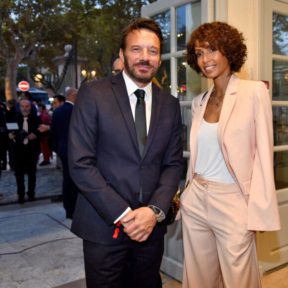 Samuel Le Bihan et Sonia Rolland durant la soirée d'ouverture des 23èmes Rencontres internationales du cinéma des antipodes à Saint Tropez, le 13 octobre 2021, avec une avant première du film documentaire Alick et Albert au cinéma La Renaissance, place des Lices. Avant cette projection, les invités ont pu découvrir une exposition photo retraçant les moments forts de ce film documentaire où le prince Albert II de Monaco est l'un des personnages principaux. Cet événement va se dérouler du 13 au 17 octobre. Ce documentaire réalisé par Douglas Watkin, dès novembre 2018, où Alick Tipoti, artiste insulaire et militant des langues indigènes, accueille S.A.S. le prince Albert II de Monaco sur l'île de Badu, dans le détroit de Torrès, au nord de l'Australie. Cette première visite d'un chef d'Etat étranger dans la communauté Badulgal fait suite à une rencontre à Monaco en 2016 à l'occasion de l'exposition " Taba Naba ", présentée au Musée océanographique. L'artiste et le prince sont tous deux animés par l'héritage de leurs ancêtres et par leur engagement personnel envers le monde naturel, en particulier l'océan. Ils discutent des similitudes et des contrastes de leurs petites communautés si éloignées l'une de l'autre, et réfléchissent aux sociétés patriarcales et à la crise environnementale qu'elles traversent. Alick et les habitants de Badu partagent avec le prince Albert II leur mode vie menacé par la pollution de l'océan - filets fantômes et plastiques - et par le changement climatique. © Bruno Bebert / Bestimage