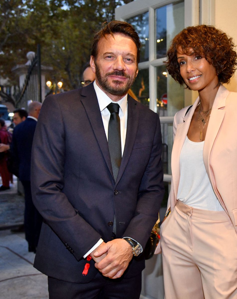 Samuel Le Bihan et Sonia Rolland durant la soirée d'ouverture des 23èmes Rencontres internationales du cinéma des antipodes à Saint Tropez, le 13 octobre 2021, avec une avant première du film documentaire Alick et Albert au cinéma La Renaissance, place des Lices. Avant cette projection, les invités ont pu découvrir une exposition photo retraçant les moments forts de ce film documentaire où le prince Albert II de Monaco est l'un des personnages principaux. Cet événement va se dérouler du 13 au 17 octobre. Ce documentaire réalisé par Douglas Watkin, dès novembre 2018, où Alick Tipoti, artiste insulaire et militant des langues indigènes, accueille S.A.S. le prince Albert II de Monaco sur l'île de Badu, dans le détroit de Torrès, au nord de l'Australie. Cette première visite d'un chef d'Etat étranger dans la communauté Badulgal fait suite à une rencontre à Monaco en 2016 à l'occasion de l'exposition " Taba Naba ", présentée au Musée océanographique. L'artiste et le prince sont tous deux animés par l'héritage de leurs ancêtres et par leur engagement personnel envers le monde naturel, en particulier l'océan. Ils discutent des similitudes et des contrastes de leurs petites communautés si éloignées l'une de l'autre, et réfléchissent aux sociétés patriarcales et à la crise environnementale qu'elles traversent. Alick et les habitants de Badu partagent avec le prince Albert II leur mode vie menacé par la pollution de l'océan - filets fantômes et plastiques - et par le changement climatique. © Bruno Bebert / Bestimage