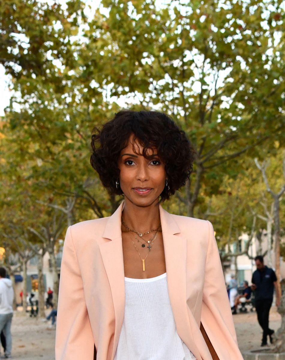 Sonia Rolland durant la soirée d'ouverture des 23èmes Rencontres internationales du cinéma des antipodes à Saint Tropez, le 13 octobre 2021, avec une avant première du film documentaire Alick et Albert au cinéma La Renaissance, place des Lices. Avant cette projection, les invités ont pu découvrir une exposition photo retraçant les moments forts de ce film documentaire où le prince Albert II de Monaco est l'un des personnages principaux. Cet événement va se dérouler du 13 au 17 octobre. Ce documentaire réalisé par Douglas Watkin, dès novembre 2018, où Alick Tipoti, artiste insulaire et militant des langues indigènes, accueille S.A.S. le prince Albert II de Monaco sur l'île de Badu, dans le détroit de Torrès, au nord de l'Australie. Cette première visite d'un chef d'Etat étranger dans la communauté Badulgal fait suite à une rencontre à Monaco en 2016 à l'occasion de l'exposition " Taba Naba ", présentée au Musée océanographique. L'artiste et le prince sont tous deux animés par l'héritage de leurs ancêtres et par leur engagement personnel envers le monde naturel, en particulier l'océan. Ils discutent des similitudes et des contrastes de leurs petites communautés si éloignées l'une de l'autre, et réfléchissent aux sociétés patriarcales et à la crise environnementale qu'elles traversent. Alick et les habitants de Badu partagent avec le prince Albert II leur mode vie menacé par la pollution de l'océan - filets fantômes et plastiques - et par le changement climatique. © Bruno Bebert / Bestimage