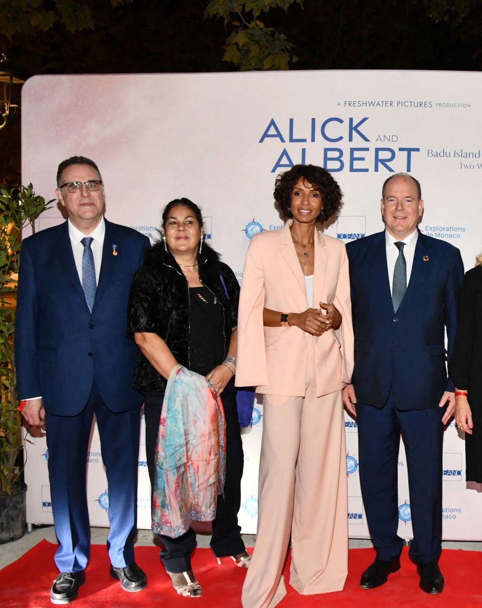 Bernard Bories, le président du Cinéma des Antipodes, Greta Morton Elangué, la présidente du Jury, Sonia Rolland, le prince Albert II de Monaco, Sylvie Siri, la maire de Saint-Tropez, Lilly-Fleur Pointeaux, Gérard Krawczyk et Hughes Peysson durant la soirée d'ouverture des 23èmes Rencontres internationales du cinéma des antipodes à Saint Tropez, le 13 octobre 2021, avec une avant première du film documentaire Alick et Albert au cinéma La Renaissance, place des Lices. Avant cette projection, les invités ont pu découvrir une exposition photo retraçant les moments forts de ce film documentaire où le prince Albert II de Monaco est l'un des personnages principaux. Cet événement va se dérouler du 13 au 17 octobre. Ce documentaire réalisé par Douglas Watkin, dès novembre 2018, où Alick Tipoti, artiste insulaire et militant des langues indigènes, accueille S.A.S. le prince Albert II de Monaco sur l'île de Badu, dans le détroit de Torrès, au nord de l'Australie. Cette première visite d'un chef d'Etat étranger dans la communauté Badulgal fait suite à une rencontre à Monaco en 2016 à l'occasion de l'exposition " Taba Naba ", présentée au Musée océanographique. L'artiste et le prince sont tous deux animés par l'héritage de leurs ancêtres et par leur engagement personnel envers le monde naturel, en particulier l'océan. Ils discutent des similitudes et des contrastes de leurs petites communautés si éloignées l'une de l'autre, et réfléchissent aux sociétés patriarcales et à la crise environnementale qu'elles traversent. Alick et les habitants de Badu partagent avec le prince Albert II leur mode vie menacé par la pollution de l'océan - filets fantômes et plastiques - et par le changement climatique. © Bruno Bebert / Bestimage
