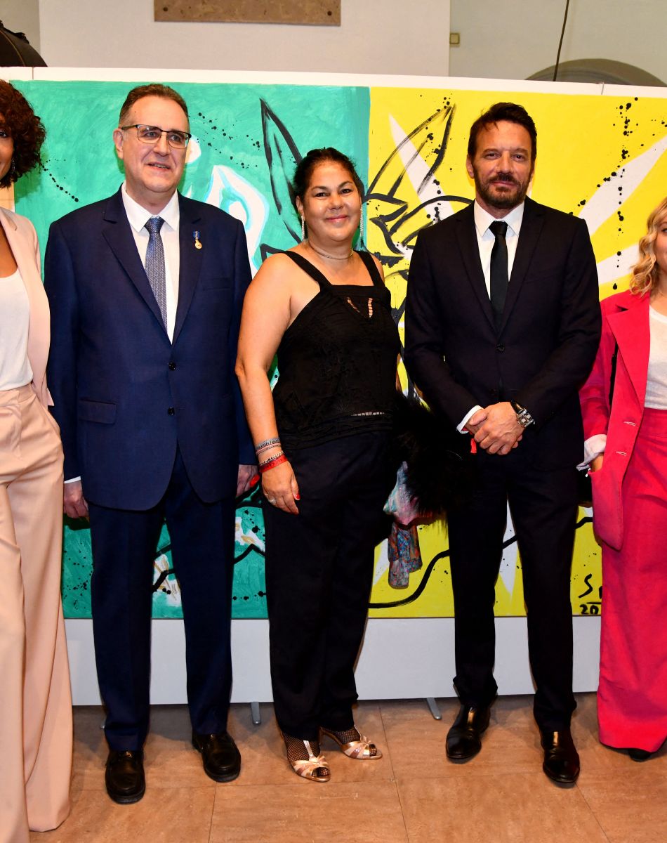 Sonia Rolland, Bernard Bories, le président du Cinéma des Antipodes, Greta Morton Elangué, la présidente du Jury, Samuel Le Bihan, et Lilly-Fleur Pointeaux durant la soirée d'ouverture des 23èmes Rencontres internationales du cinéma des antipodes à Saint Tropez, le 13 octobre 2021, avec une avant première du film documentaire Alick et Albert au cinéma La Renaissance, place des Lices. Avant cette projection, les invités ont pu découvrir une exposition photo retraçant les moments forts de ce film documentaire où le prince Albert II de Monaco est l'un des personnages principaux. Cet événement va se dérouler du 13 au 17 octobre. Ce documentaire réalisé par Douglas Watkin, dès novembre 2018, où Alick Tipoti, artiste insulaire et militant des langues indigènes, accueille S.A.S. le prince Albert II de Monaco sur l'île de Badu, dans le détroit de Torrès, au nord de l'Australie. Cette première visite d'un chef d'Etat étranger dans la communauté Badulgal fait suite à une rencontre à Monaco en 2016 à l'occasion de l'exposition " Taba Naba ", présentée au Musée océanographique. L'artiste et le prince sont tous deux animés par l'héritage de leurs ancêtres et par leur engagement personnel envers le monde naturel, en particulier l'océan. Ils discutent des similitudes et des contrastes de leurs petites communautés si éloignées l'une de l'autre, et réfléchissent aux sociétés patriarcales et à la crise environnementale qu'elles traversent. Alick et les habitants de Badu partagent avec le prince Albert II leur mode vie menacé par la pollution de l'océan - filets fantômes et plastiques - et par le changement climatique. © Bruno Bebert / Bestimage