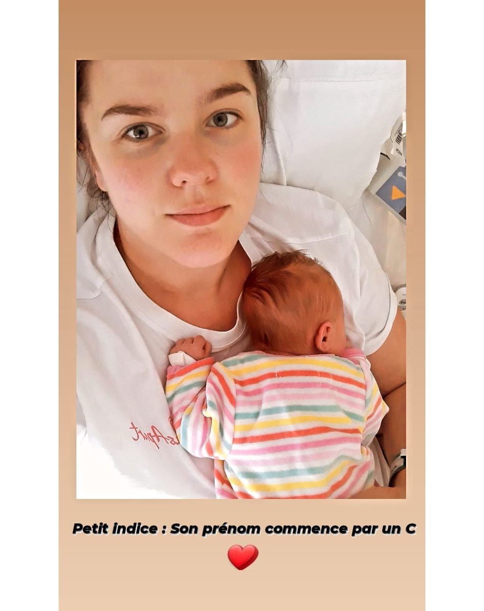 Lucile pose pour la première fois avec sa fille et donne un indice sur son prénom, la première lettre.