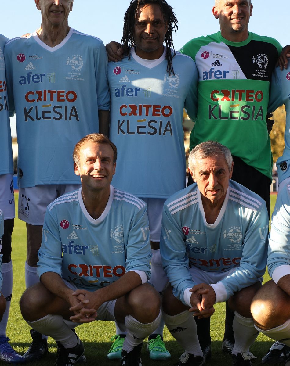 Le président de la République Emmanuel Macron, Laure Boulleau, Alain Giresse et Karl Olive, le maire de Poissy avant le coup d'envoi match de football caritatif, au profit de la Fondation Hôpitaux de Paris-Hôpitaux de France dans la cadre de l'opération "Pièces jaunes", présidée par la Première Dame, opposant le Variétés Club de France à une sélection de soignants du centre hospitalier intercommunal de Poissy Saint-Germain-en-Laye, au stade Léo-Lagrange à Poissy, Yvelines, France, le 14 octobre 2021. Le président de la République Emmanuel Macron sera aligné au poste de milieu défensif avec un maillot floqué du numéro 3 pour la rencontre du Variétés Club de France. © Dominique Jacovides/Bestimage