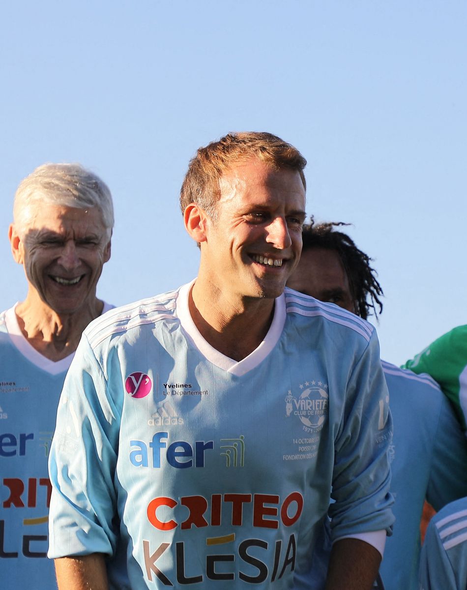 Le président de la République Emmanuel Macron avant le coup d'envoi match de football caritatif, au profit de la Fondation Hôpitaux de Paris-Hôpitaux de France dans la cadre de l'opération "Pièces jaunes", présidée par la Première Dame, opposant le Variétés Club de France à une sélection de soignants du centre hospitalier intercommunal de Poissy Saint-Germain-en-Laye, au stade Léo-Lagrange à Poissy, Yvelines, France. Le président de la République Emmanuel Macron sera aligné au poste de milieu défensif avec un maillot floqué du numéro 3 pour la rencontre du Variétés Club de France. © Dominique Jacovides/Bestimage