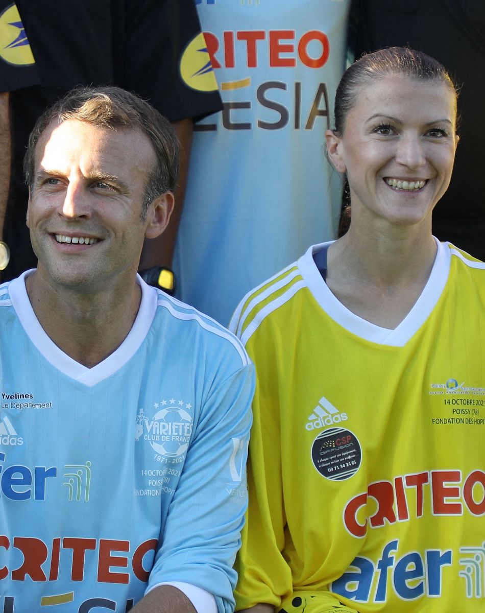 Le président de la République Emmanuel Macron avant le coup d'envoi match de football caritatif, au profit de la Fondation Hôpitaux de Paris-Hôpitaux de France dans la cadre de l'opération "Pièces jaunes", présidée par la Première Dame, opposant le Variétés Club de France à une sélection de soignants du centre hospitalier intercommunal de Poissy Saint-Germain-en-Laye, au stade Léo-Lagrange à Poissy, Yvelines, France, le 14 octobre 2021. Le président de la République Emmanuel Macron sera aligné au poste de milieu défensif avec un maillot floqué du numéro 3 pour la rencontre du Variétés Club de France. © Dominique Jacovides/Bestimage