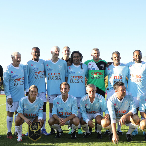 Le président de la République Emmanuel Macron, Jean-Michel Larqué, Marcel Desailly, Arsène Wenger, Christian Karembeu, Nicolas Douchez, Sonny Anderson, Sidney Govou, Laure Boulleau, Alain Giresse, Karl Olive, le maire de Poissy et Rudi Garcia avant le coup d'envoi match de football caritatif, au profit de la Fondation Hôpitaux de Paris-Hôpitaux de France dans la cadre de l'opération "Pièces jaunes", présidée par la Première Dame, opposant le Variétés Club de France à une sélection de soignants du centre hospitalier intercommunal de Poissy Saint-Germain-en-Laye, au stade Léo-Lagrange à Poissy, Yvelines, France, le 14 octobre 2021. Le président de la République Emmanuel Macron sera aligné au poste de milieu défensif avec un maillot floqué du numéro 3 pour la rencontre du Variétés Club de France. © Dominique Jacovides/Bestimage