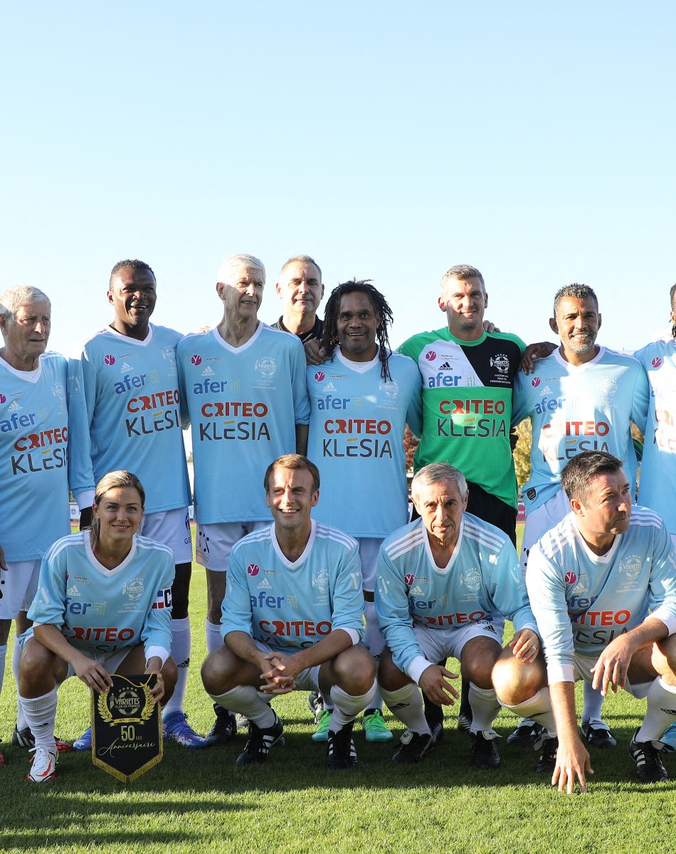 Le président de la République Emmanuel Macron, Jean-Michel Larqué, Marcel Desailly, Arsène Wenger, Christian Karembeu, Nicolas Douchez, Sonny Anderson, Sidney Govou, Laure Boulleau, Alain Giresse, Karl Olive, le maire de Poissy et Rudi Garcia avant le coup d'envoi match de football caritatif, au profit de la Fondation Hôpitaux de Paris-Hôpitaux de France dans la cadre de l'opération "Pièces jaunes", présidée par la Première Dame, opposant le Variétés Club de France à une sélection de soignants du centre hospitalier intercommunal de Poissy Saint-Germain-en-Laye, au stade Léo-Lagrange à Poissy, Yvelines, France, le 14 octobre 2021. Le président de la République Emmanuel Macron sera aligné au poste de milieu défensif avec un maillot floqué du numéro 3 pour la rencontre du Variétés Club de France. © Dominique Jacovides/Bestimage