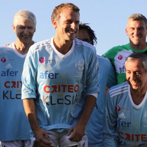 Le président de la République Emmanuel Macron, Laure Boulleau, Marcel Desailly, Christian Karembeu, Nicolas Douchez, Sonny Anderson, Alain Giresse et Karl Olive, le maire de Poissy avant le coup d'envoi match de football caritatif, au profit de la Fondation Hôpitaux de Paris-Hôpitaux de France dans la cadre de l'opération "Pièces jaunes", présidée par la Première Dame, opposant le Variétés Club de France à une sélection de soignants du centre hospitalier intercommunal de Poissy Saint-Germain-en-Laye, au stade Léo-Lagrange à Poissy, Yvelines, France, le 14 octobre 2021. Le président de la République Emmanuel Macron sera aligné au poste de milieu défensif avec un maillot floqué du numéro 3 pour la rencontre du Variétés Club de France. © Dominique Jacovides/Bestimage