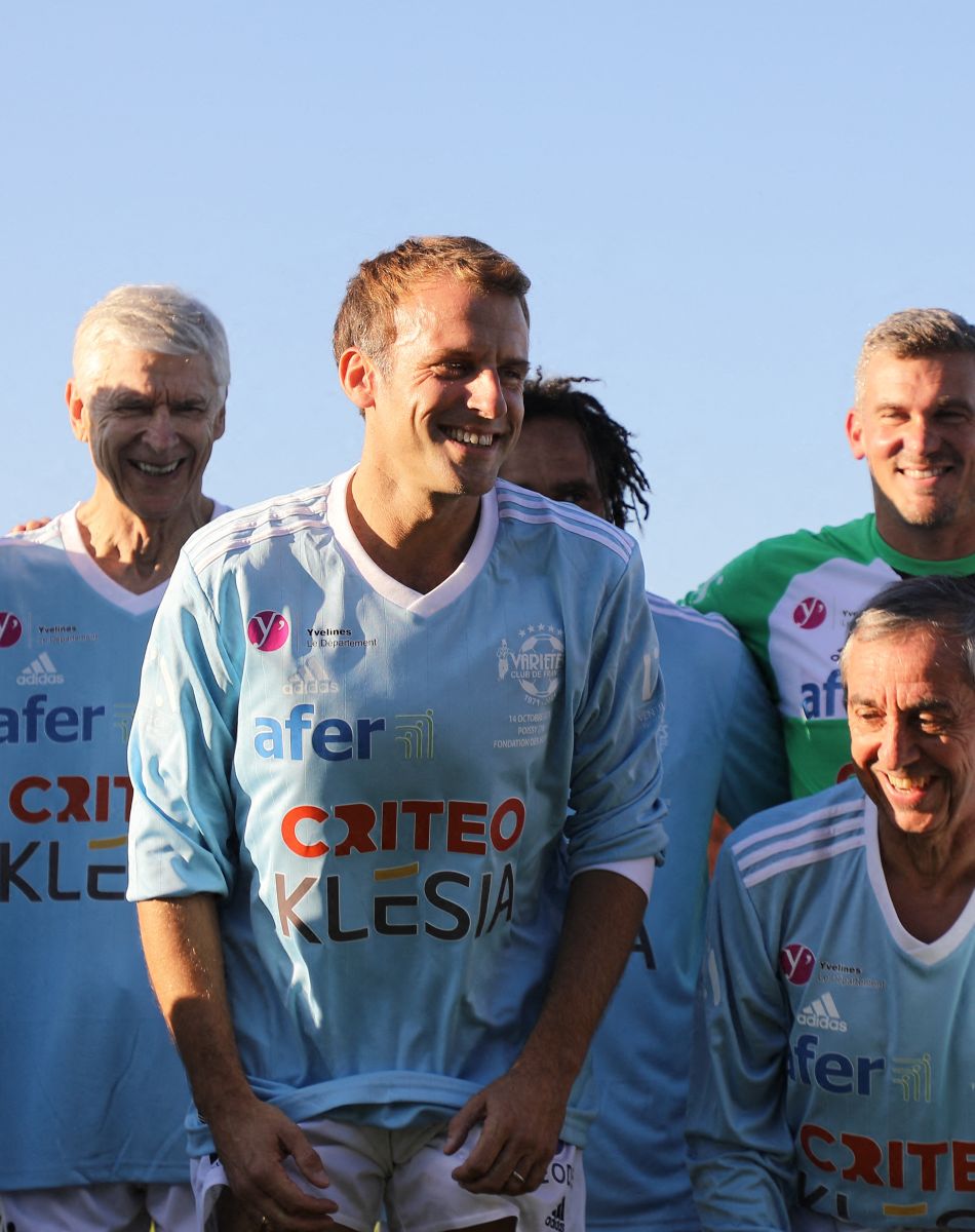 Le président de la République Emmanuel Macron, Laure Boulleau, Marcel Desailly, Christian Karembeu, Nicolas Douchez, Sonny Anderson, Alain Giresse et Karl Olive, le maire de Poissy avant le coup d'envoi match de football caritatif, au profit de la Fondation Hôpitaux de Paris-Hôpitaux de France dans la cadre de l'opération "Pièces jaunes", présidée par la Première Dame, opposant le Variétés Club de France à une sélection de soignants du centre hospitalier intercommunal de Poissy Saint-Germain-en-Laye, au stade Léo-Lagrange à Poissy, Yvelines, France, le 14 octobre 2021. Le président de la République Emmanuel Macron sera aligné au poste de milieu défensif avec un maillot floqué du numéro 3 pour la rencontre du Variétés Club de France. © Dominique Jacovides/Bestimage