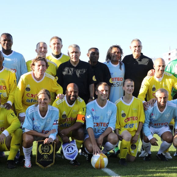 Le président de la République Emmanuel Macron, Marcel Desailly, Christian Karembeu, Nicolas Douchez, Laure Boulleau, Alain Giresse et Karl Olive, le maire de Poissy avant le coup d'envoi match de football caritatif, au profit de la Fondation Hôpitaux de Paris-Hôpitaux de France dans la cadre de l'opération "Pièces jaunes", présidée par la Première Dame, opposant le Variétés Club de France à une sélection de soignants du centre hospitalier intercommunal de Poissy Saint-Germain-en-Laye, au stade Léo-Lagrange à Poissy, Yvelines, France, le 14 octobre 2021. Le président de la République Emmanuel Macron sera aligné au poste de milieu défensif avec un maillot floqué du numéro 3 pour la rencontre du Variétés Club de France. © Dominique Jacovides/Bestimage