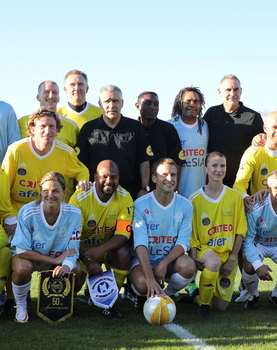 Le président de la République Emmanuel Macron, Marcel Desailly, Christian Karembeu, Nicolas Douchez, Laure Boulleau, Alain Giresse et Karl Olive, le maire de Poissy avant le coup d'envoi match de football caritatif, au profit de la Fondation Hôpitaux de Paris-Hôpitaux de France dans la cadre de l'opération "Pièces jaunes", présidée par la Première Dame, opposant le Variétés Club de France à une sélection de soignants du centre hospitalier intercommunal de Poissy Saint-Germain-en-Laye, au stade Léo-Lagrange à Poissy, Yvelines, France, le 14 octobre 2021. Le président de la République Emmanuel Macron sera aligné au poste de milieu défensif avec un maillot floqué du numéro 3 pour la rencontre du Variétés Club de France. © Dominique Jacovides/Bestimage