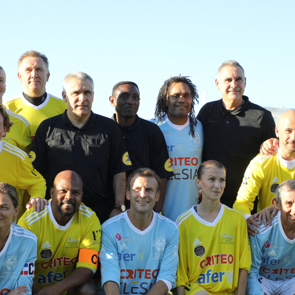 Le président de la République Emmanuel Macron, Marcel Desailly, Christian Karembeu, Nicolas Douchez, Laure Boulleau, Alain Giresse et Karl Olive, le maire de Poissy avant le coup d'envoi match de football caritatif, au profit de la Fondation Hôpitaux de Paris-Hôpitaux de France dans la cadre de l'opération "Pièces jaunes", présidée par la Première Dame, opposant le Variétés Club de France à une sélection de soignants du centre hospitalier intercommunal de Poissy Saint-Germain-en-Laye, au stade Léo-Lagrange à Poissy, Yvelines, France, le 14 octobre 2021. Le président de la République Emmanuel Macron sera aligné au poste de milieu défensif avec un maillot floqué du numéro 3 pour la rencontre du Variétés Club de France. © Dominique Jacovides/Bestimage