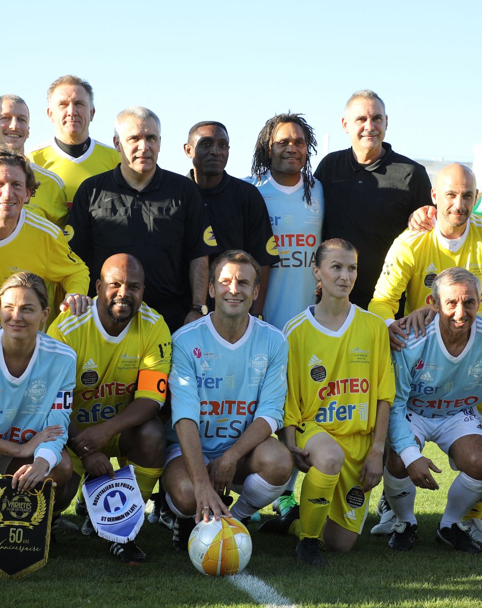 Le président de la République Emmanuel Macron, Marcel Desailly, Christian Karembeu, Nicolas Douchez, Laure Boulleau, Alain Giresse et Karl Olive, le maire de Poissy avant le coup d'envoi match de football caritatif, au profit de la Fondation Hôpitaux de Paris-Hôpitaux de France dans la cadre de l'opération "Pièces jaunes", présidée par la Première Dame, opposant le Variétés Club de France à une sélection de soignants du centre hospitalier intercommunal de Poissy Saint-Germain-en-Laye, au stade Léo-Lagrange à Poissy, Yvelines, France, le 14 octobre 2021. Le président de la République Emmanuel Macron sera aligné au poste de milieu défensif avec un maillot floqué du numéro 3 pour la rencontre du Variétés Club de France. © Dominique Jacovides/Bestimage