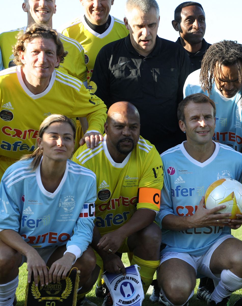 Le président de la République Emmanuel Macron, Laure Boulleau, Christian Karembeun, Alain Giresse avant le coup d'envoi match de football caritatif, au profit de la Fondation Hôpitaux de Paris-Hôpitaux de France dans la cadre de l'opération "Pièces jaunes", présidée par la Première Dame, opposant le Variétés Club de France à une sélection de soignants du centre hospitalier intercommunal de Poissy Saint-Germain-en-Laye, au stade Léo-Lagrange à Poissy, Yvelines, France, le 14 octobre 2021. Le président de la République Emmanuel Macron sera aligné au poste de milieu défensif avec un maillot floqué du numéro 3 pour la rencontre du Variétés Club de France. © Dominique Jacovides/Bestimage