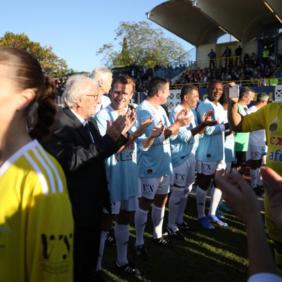 Jacques Vendroux, le manager général du Variété Club de France et le président de la République Emmanuel Macron avant le coup d'envoi match de football caritatif, au profit de la Fondation Hôpitaux de Paris-Hôpitaux de France dans la cadre de l'opération "Pièces jaunes", présidée par la Première Dame, opposant le Variétés Club de France à une sélection de soignants du centre hospitalier intercommunal de Poissy Saint-Germain-en-Laye, au stade Léo-Lagrange à Poissy, Yvelines, France, le 14 octobre 2021. Le président de la République Emmanuel Macron sera aligné au poste de milieu défensif avec un maillot floqué du numéro 3 pour la rencontre du Variétés Club de France. © Dominique Jacovides/Bestimage