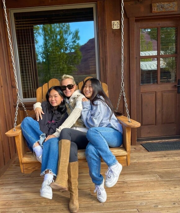 Laeticia Hallyday avec ses filles Jade et Joy. Instagram. Le 15 octobre 2021.
