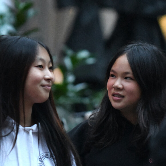 Jade et Joy Hallyday et Romy à la sortie de chez Anne Marcassus à Paris, le 29 juin 2021.