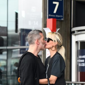 Laeticia Hallyday et Jalil Lespert à l'aéroport de Roissy-Charles-de-Gaulle à Paris, le 27 juin 2021.