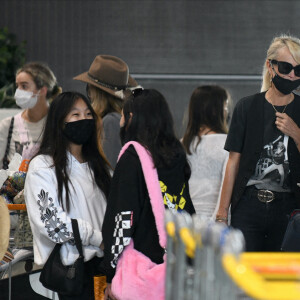 Laeticia Hallyday et ses filles Jade et Joy arrivent à l'aéroport de Roissy-Charles-de-Gaulle à Paris, le 27 juin 2021.