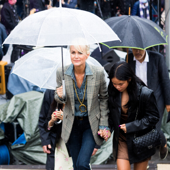 Laeticia Hallyday et sa fille Joy - Inauguration de l'esplanade "Johnny Hallyday" et de la statue "Quelque chose de ..." de l'artiste Bertrand Lavier sur le parvis de la salle de concert AccorHotels Arena Paris Bercy à Paris. Le 14 septembre 2021.