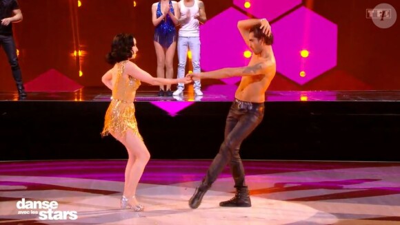Dita Von Teese et Christophe Licata lors de l'épreuve de la figure imposée dans "Danse avec les stars 2021", le 15 octobre, sur TF1