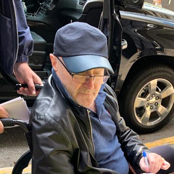 Exclusif - Phil Collins arrive à l'Infinite Energy Center, à Atlanta, en fauteuil roulant. Le 1er octobre 2019.