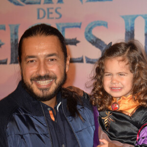 Moundir et sa fille Aliya - Projection exceptionelle de "La Reine des Neiges 2 " au Grand Rex à Paris le 13 novembre 2019. © Veeren Ramsamy/Bestimage