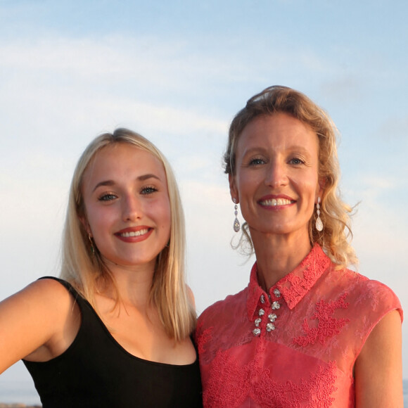 Alexandra Lamy et sa fille Chloé Jouannet - 6e Gala annuel de l'unité d'Antibes Juan les Pins, Vallauris, Golfe Juan, de la Croix Rouge française au Cap d'Antibes, le 2 juin 2018. © Franck Fernandes / Nice Matin / Bestimage 