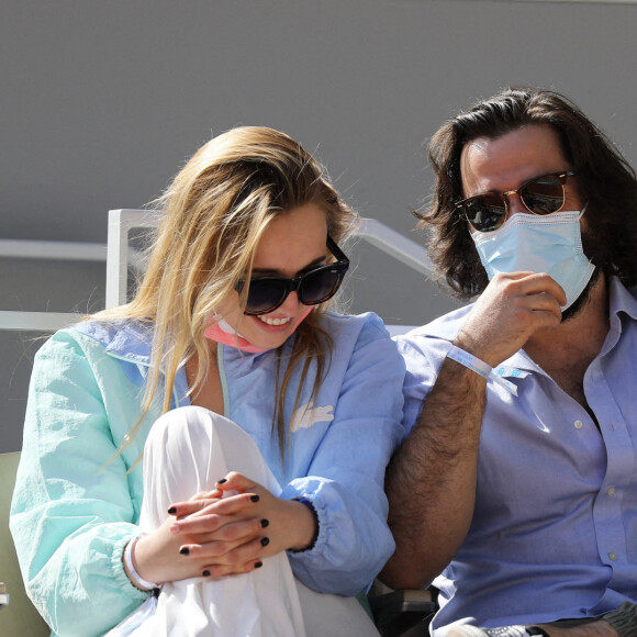 Chloé Jouannet et Nikola Lange (créateur de la série "Derby Girl") dans les tribunes du tournoi de Roland Garros à Paris, le 30 mai 2021. © Dominique Jacovides/Bestimage